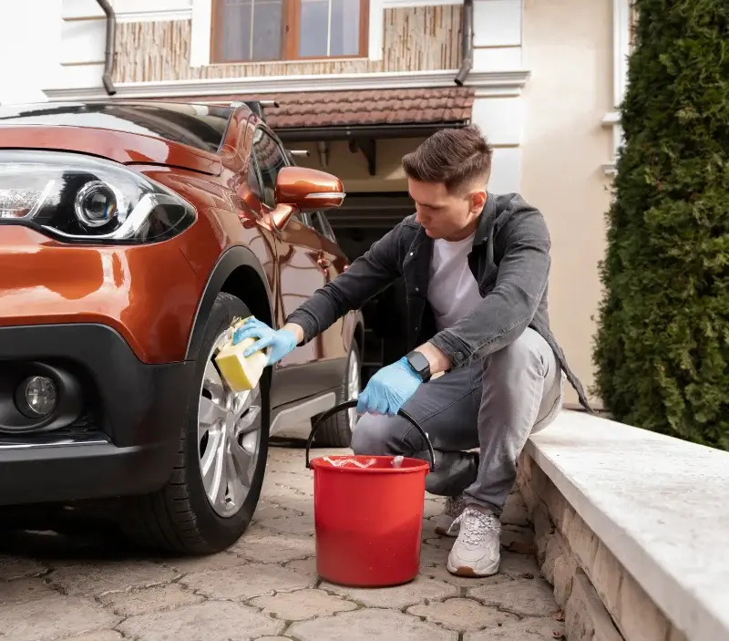 Lavage auto à domicile Bréal-sous-Montfort : professionnel intervenant sur un véhicule